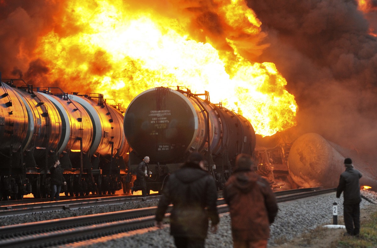 Взрывы горючих газов. Горящие железнодорожные цистерны. Горящая цистерна с нефтью. Пожары на Железнодорожном транспорте.